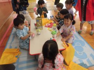 休憩スペースでかき氷を食べている画像