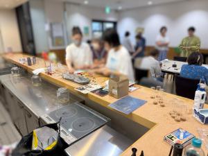 参加者がガラス工作の材料を選んでいる画像