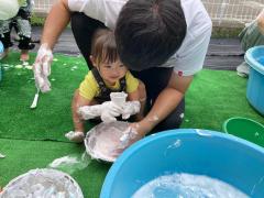 手が泡だらけです