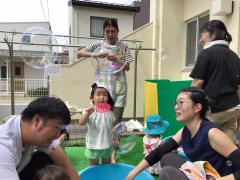 大きなシャボン玉が飛んでいます