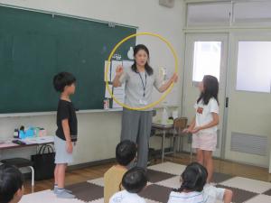 説明を聞いている画像