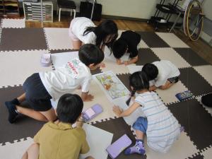 絵を見てどんな場面かを考えている画像