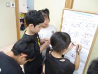 説明を見ている画像