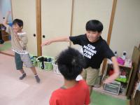 両手を広げてジェスチャーをしている画像