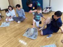 新聞紙を足の指でつまんでいます