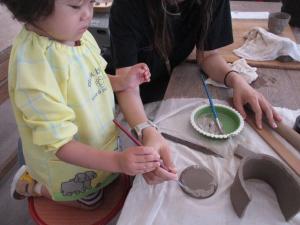 陶芸に取り組む幼児の画像