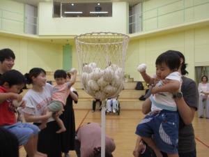 玉入れをしている親子の画像