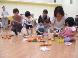 借り物競争を楽しむ幼児の画像