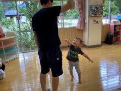 男の子がボールにパンチ