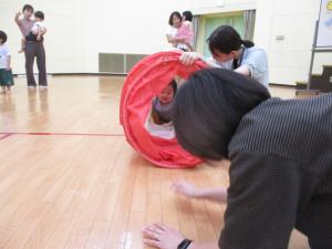 障害物競争でトンネルをくぐる幼児の画像