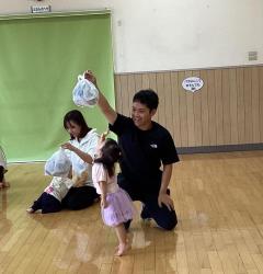 女の子がボールにパンチ