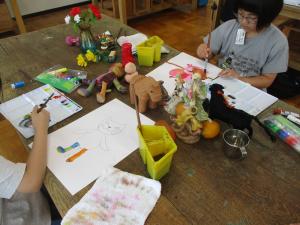 絵画制作に集中する児童の画像