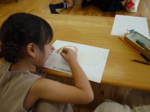 似顔絵制作に取り組む幼児の画像