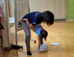 クレーンでボールをとっています