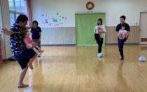 片方の足で椅子