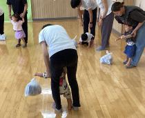 ママの足の上で歩いている