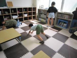 お部屋の掃除をしている画像