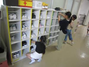 下駄箱掃除をしている画像