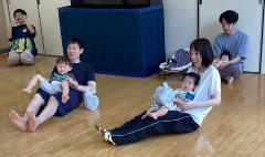 保護者とバスの歌遊び