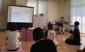スライドを見ながら話を聞いている画像