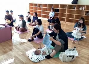 講座に参加する真剣な表情の母達の画像