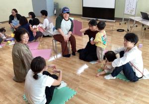 保護者が輪になって子育てについて意見交換している画像