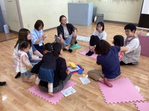保護者が輪になり子育てについての困りごとやアドバイスを共有している画像