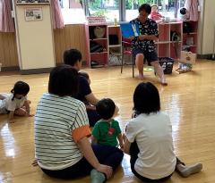 絵本の読み聞かせ