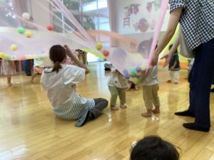 バルーンの上にあるボールで遊んでいる画像