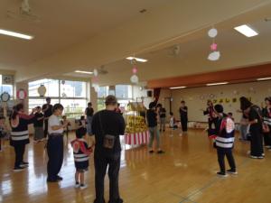 踊りを踊っている画像
