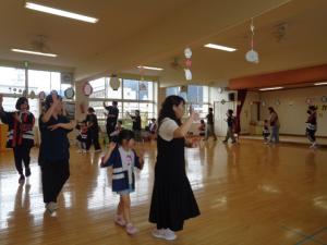 輪になって踊りを踊っている画像