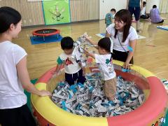 お友達にも新聞を渡しています