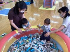 たくさんの新聞がはいっているプールです