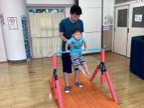 パパに手伝ってもらって、鉄棒に挑戦