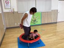 ママと一緒にトランポリン