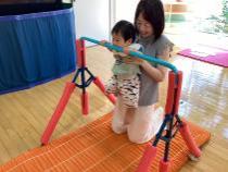 鉄棒を持って登ります