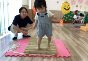 はしごを渡る女児