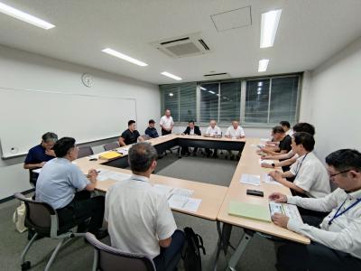 武道館利用者協議会への説明を行っている様子