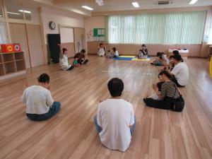 手遊びをする親子たち