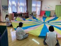 海の曲に合わせてバルーンを揺らします