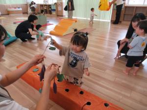 いもを母に渡す女児