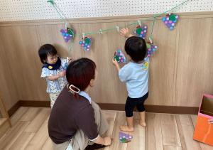 ぶどう狩りをする男児と女児