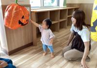 かぼちゃの風船にタッチする女児