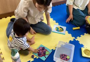 ぶどうの磁石の玩具で遊ぶ親子