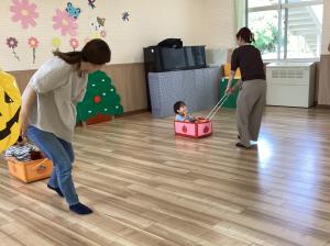箱車に乗る子どもたち