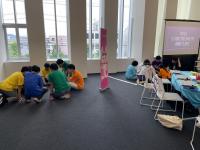 オープニングアクティビティ中の参加者が集まっている様子