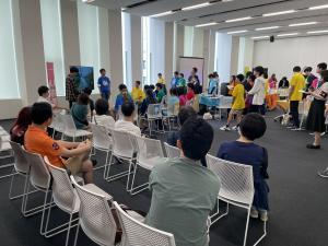 成果発表を見る多くの参加者の様子