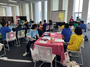 成果発表を熱心に見ている参加者の様子
