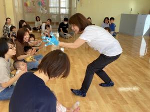手袋シアターをみている画像