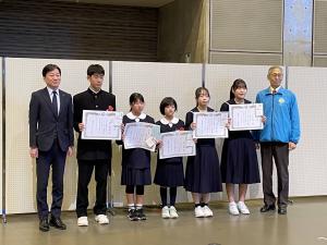 環境コンクール受賞者たちが表彰状を持っている写真